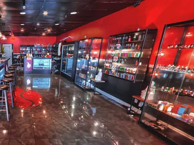 The Pros and Cons of Online vs. Local Vape Shops: Which is Better for You?