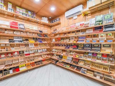 I Smoke Cigars & Vape ( Lucky Smoke )