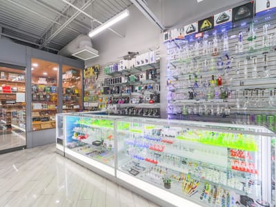 I Smoke Cigars & Vape ( Lucky Smoke )