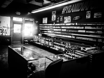 Pyramid Vapory And Art Studio